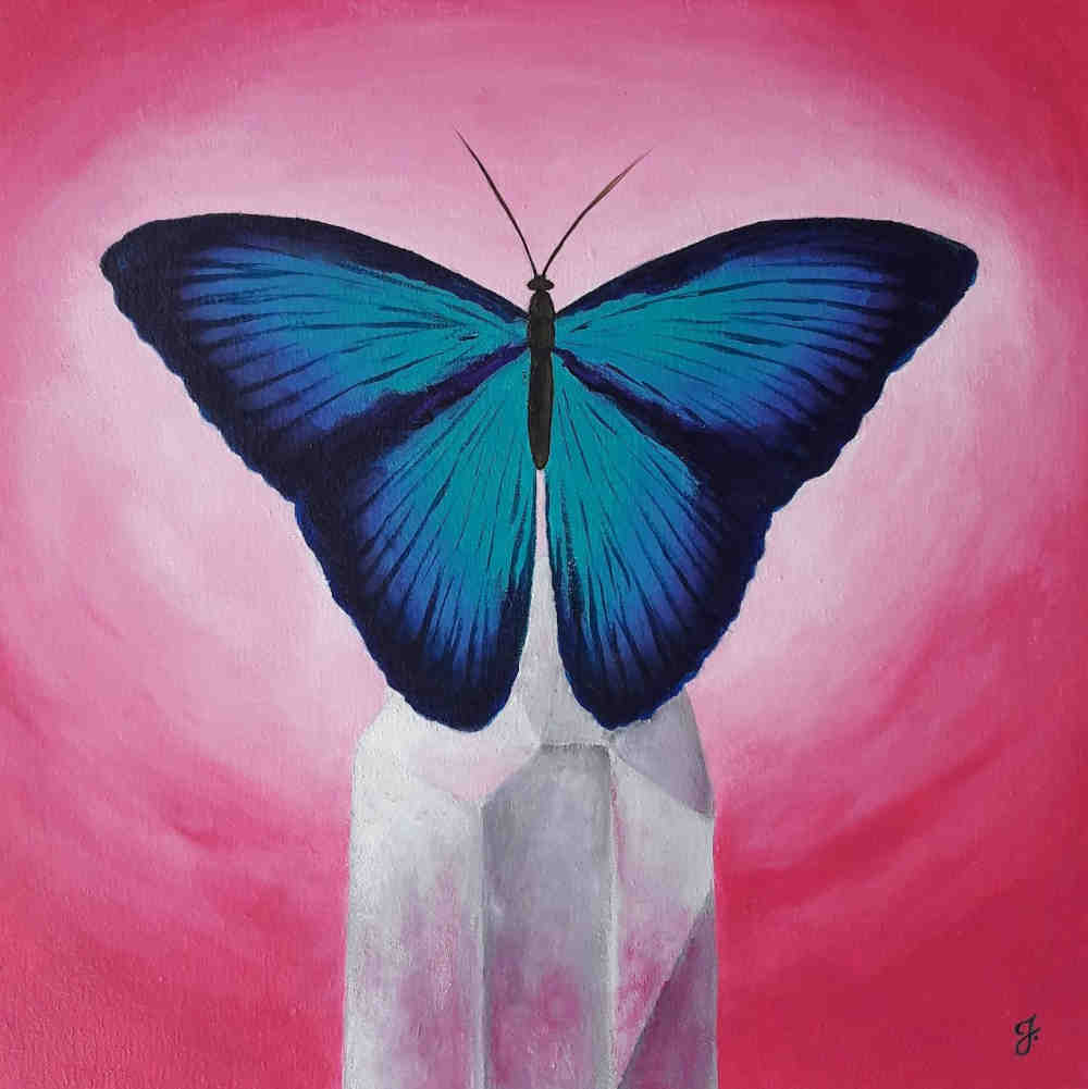 Obraz w poście o zwierzęciu mocy motylu: Obraz z namalowanym egzotycznym, niebieskim motylem na tle kryształu górskiego