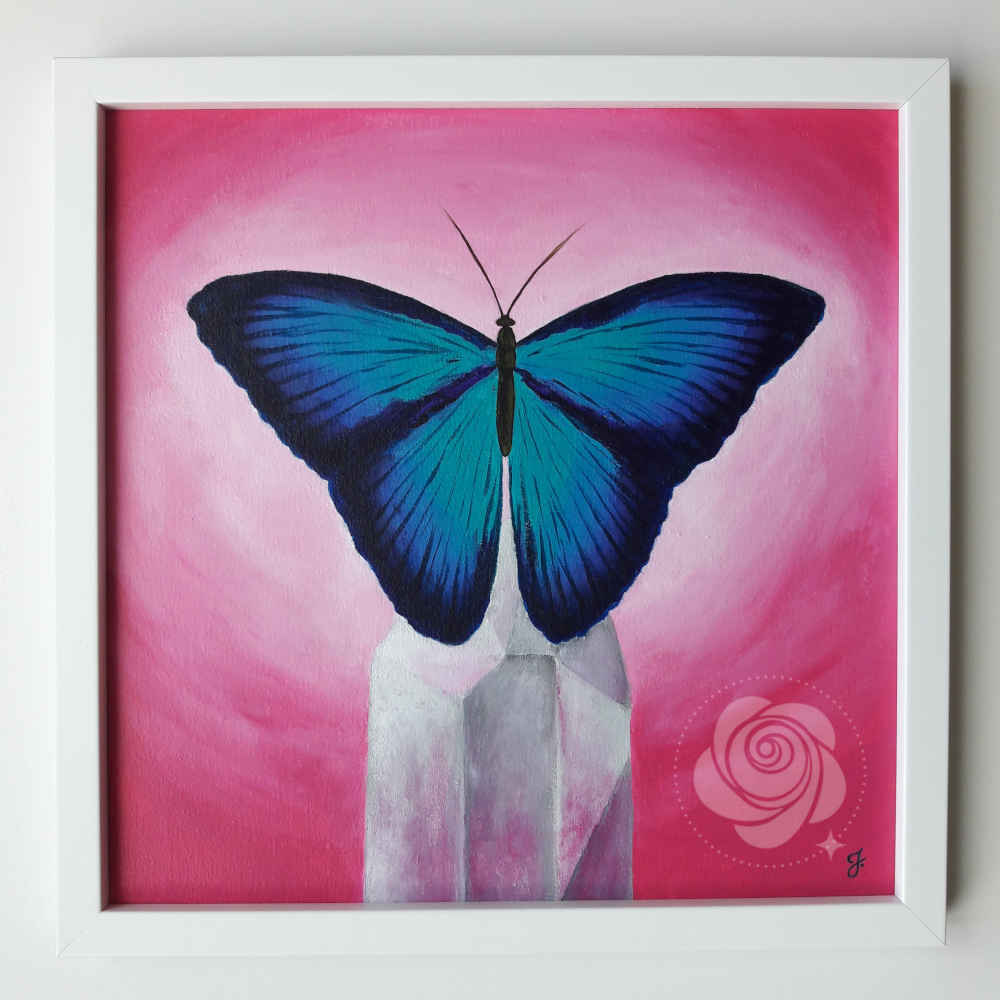 Obraz w poście: Obraz z namalowanym egzotycznym, niebieskim motylem na tle kryształu górskiego, całość oprawiona w ramę
