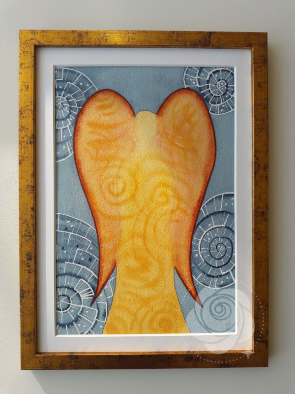 Obraz z aniołem przypominającym bursztyn na tle koloru jasnego indygo ręcznie malowany akwarelami, oprawiony w ramkę w kolorze starego złota