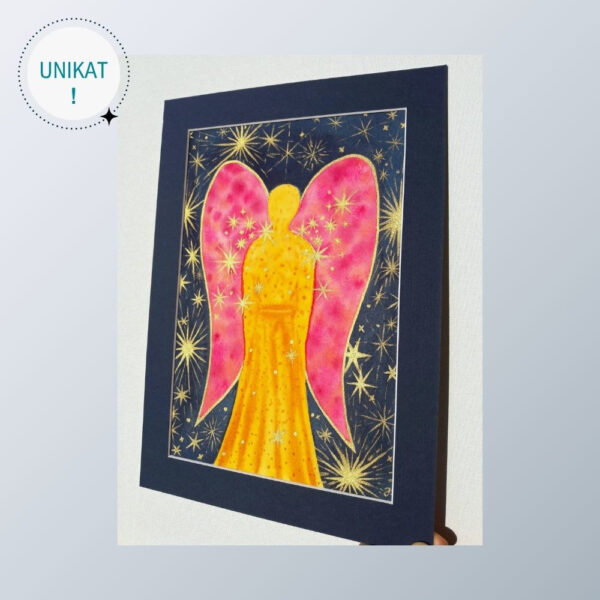 Obraz z aniołem z gwiazd ręcznie malowany akwarelami i złotą farbą - na tle indygowego nieba z gwiazdami chłopięcy aniołek z różowo-magentowymi skrzydłami.