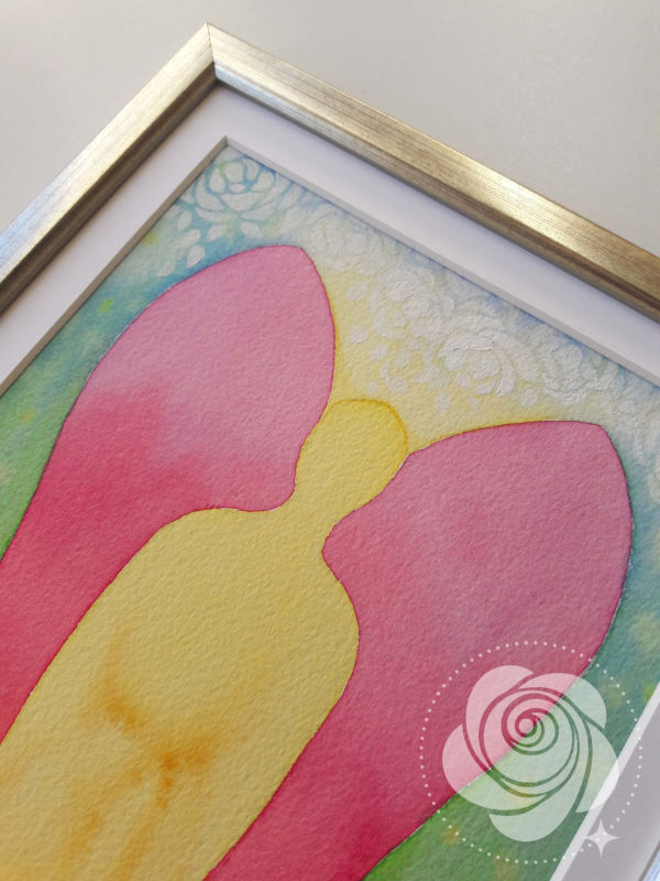 Ręcznie malowany akwarelami obraz z aniołem ze skrzydłami w kolorze dzikiej róży