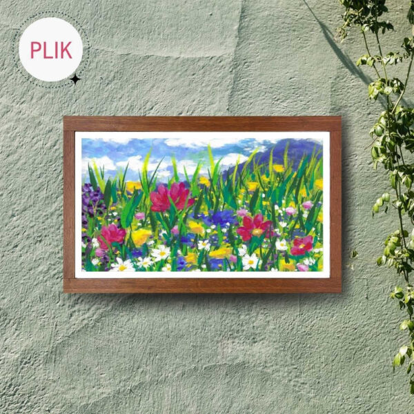 Ręcznie malowany gwaszem i akwarelą obrazek z kolorową kwietną łąkę i górą w tle.