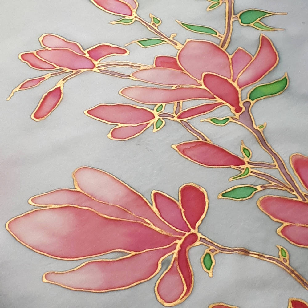 Ręcznie malowana apaszka jedwabna z motywami kwiatów - gałązki z różową magnolią na jasnoszarym tle