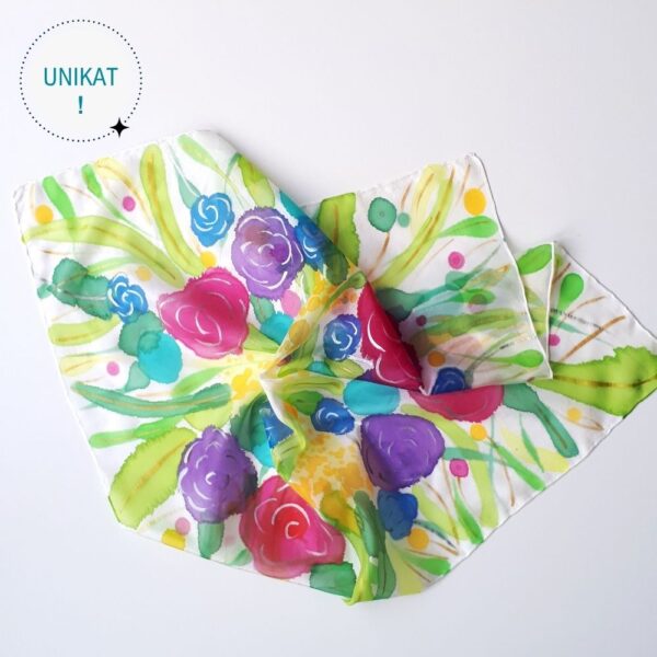 Ręcznie malowana apaszka jedwabna z motywami abstrakcyjnych kwiatów w wesołych, ożywczych kolorach różu, fioletu, niebieskiego, turkusowego w otoczeniu różnych odcieni zieleni na białym tle z elementami złota i srebra.