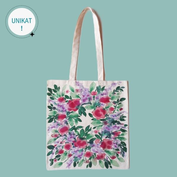 Torba bawełniana w kolorze naturalnym z ręcznie namalowanym motywem kwietnym - róże w odcieniach różu i liliowe bzy w otoczeniu gałązek w różnych odcieniach seledynowej zieleni