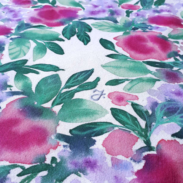 Torba bawełniana w kolorze naturalnym z ręcznie namalowanym motywem kwietnym - róże w odcieniach różu i liliowe bzy w otoczeniu gałązek w różnych odcieniach seledynowej zieleni