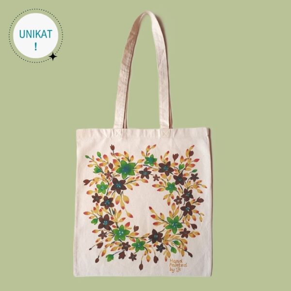 Torba bawełniana w kolorze naturalnym z ręcznie namalowanym motywem kwiatowego wianka - kwiaty w kolorze zieleni pistacji i czekoladowego brązu w otoczeniu gałązek w odcieniu podpalanej ochry