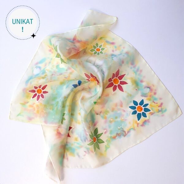 Ręcznie malowana apaszka jedwabna z motywami kwiatów w kolorach niebieskich, zielonych i czerwonych na jasnocytrynowym tle z tęczowymi barwami z efektem akwareli.