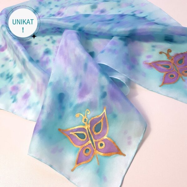 Ręcznie malowana apaszka jedwabna z motywem motyli - na błękitnym tle z melanżowymi plamkami fioletu i turkusu w każdym rogu apaszki fioletowy motyl obwiedziony złotym konturem.