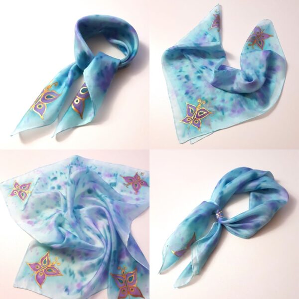 W czterech różnych ujęciach: Ręcznie malowana apaszka jedwabna z motywem motyli - na błękitnym tle z melanżowymi plamkami fioletu i turkusu w każdym rogu apaszki fioletowy motyl obwiedziony złotym konturem.